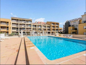 Beau studio cabine avec balcon, vue piscine, parking privé, climatisation, solarium, laverie